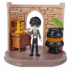 Wizarding World HARRY POTTER - - HARRY POTTER MAGICAL MINIS - Set Aula de las Pociones con 1 figura Harry Potter Exclusiva 8 cm y 3 Accesorios - 6061847 - Juguetes Niños 5 Años + 